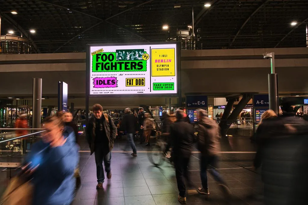 Digital-out-of-Home-Werbefläche in der Halle des Berliner Hauptbahnhofs