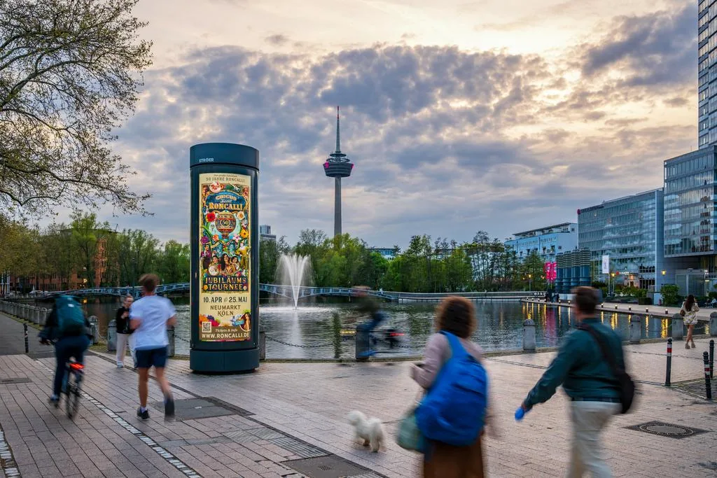 Ganzsäule mit City-Light-Werbung im Kölner Mediapark