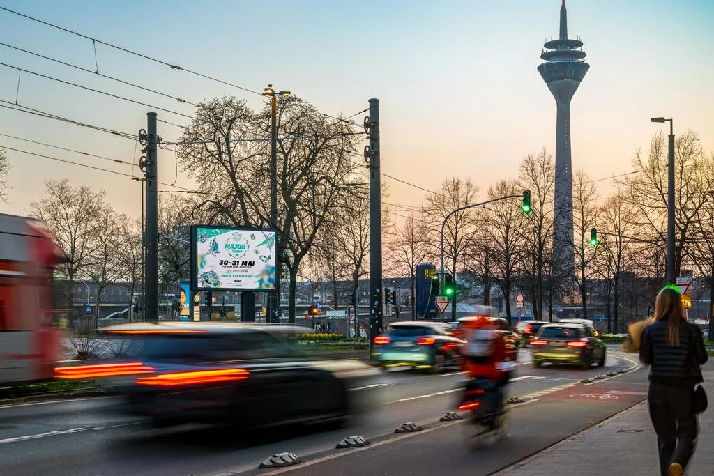 Mega-Light-Werbeträger an der Haroldstraße in Düsseldorf in der Dämmerung